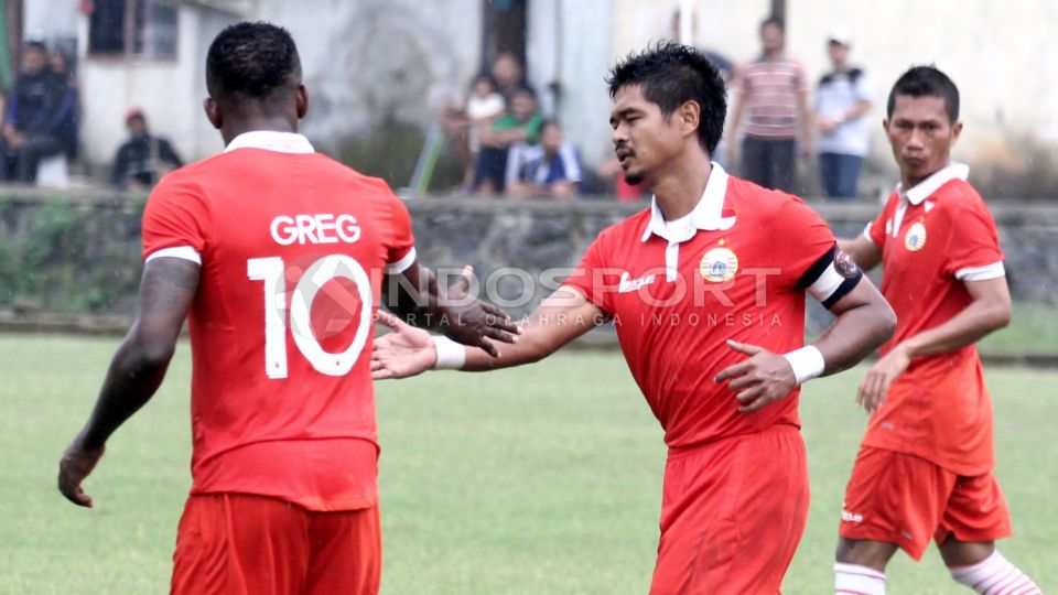 Greg Nwokolo (kiri) memberi semangat kepada Bambang Pamungkas yang berhasil mencetak gol pertama bagi Persija Jakarta. Copyright: &copy; Herry Ibrahim/INDOSPORT